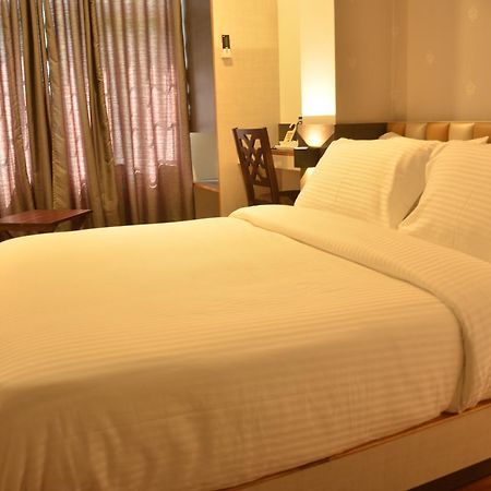 Hotel Aura Шиллонг Экстерьер фото