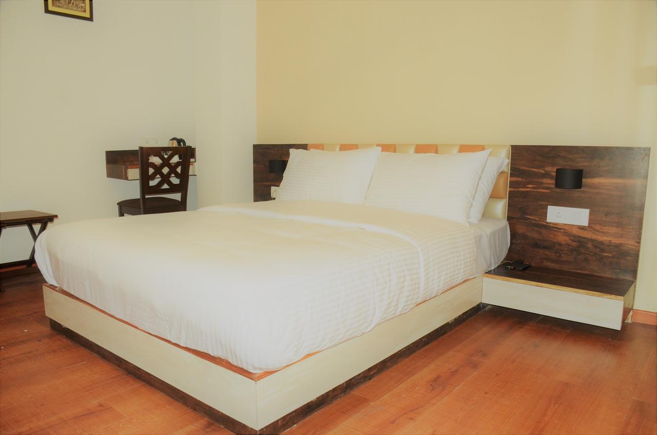 Hotel Aura Шиллонг Экстерьер фото