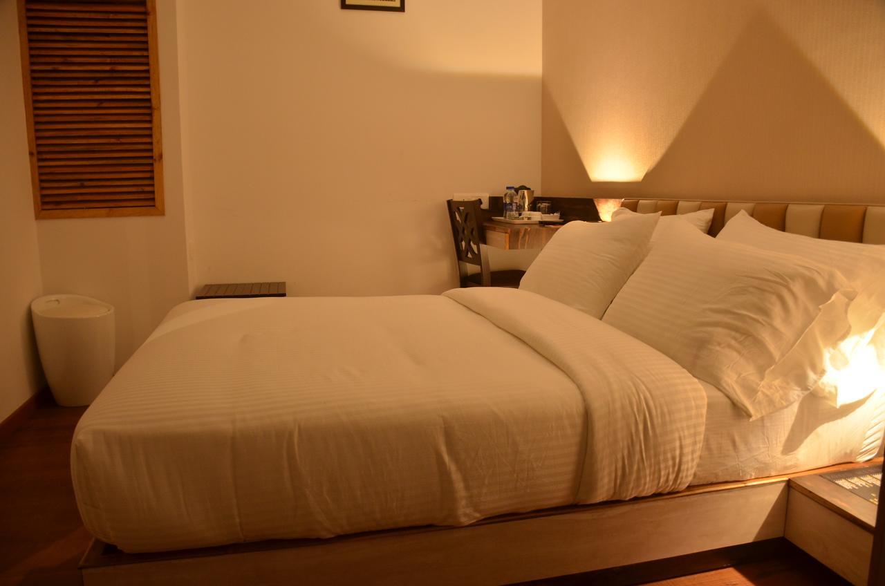 Hotel Aura Шиллонг Экстерьер фото
