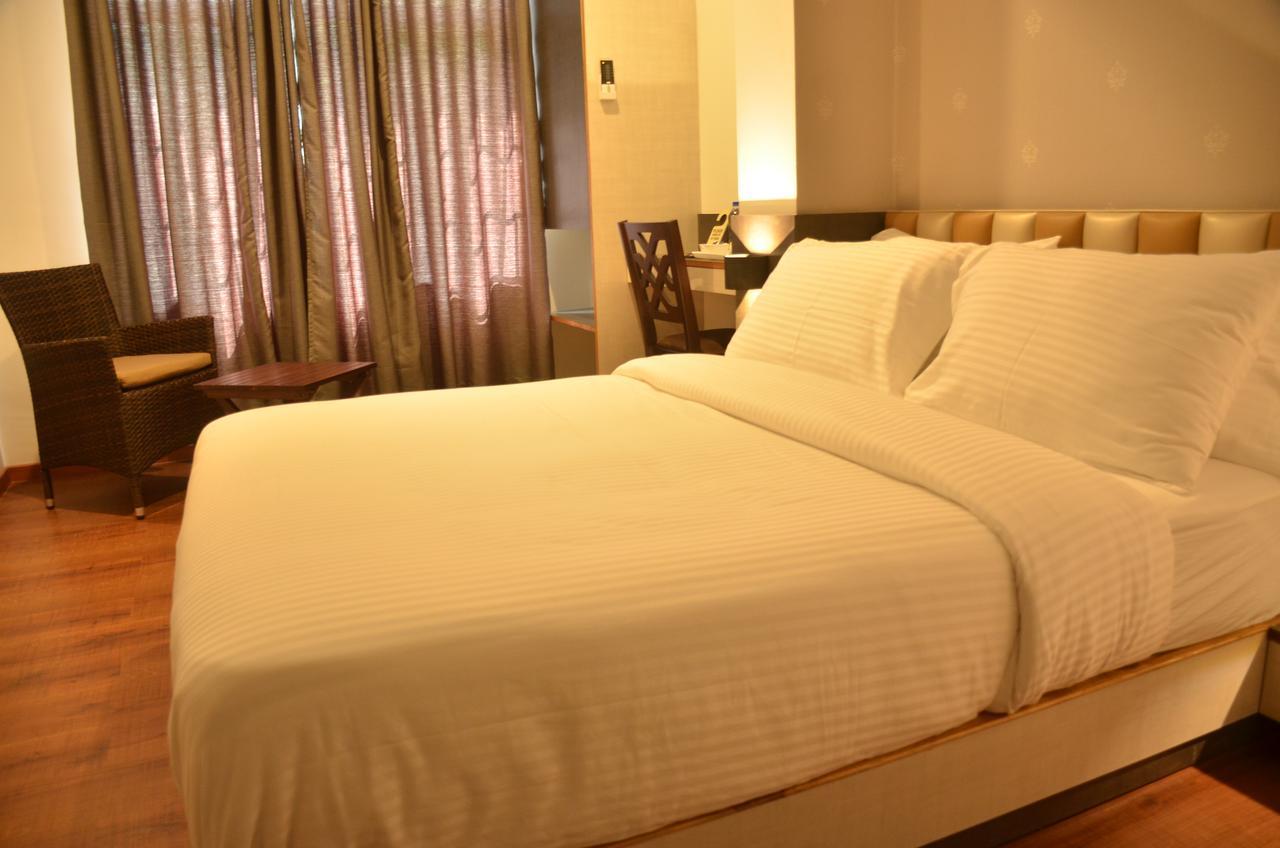 Hotel Aura Шиллонг Экстерьер фото
