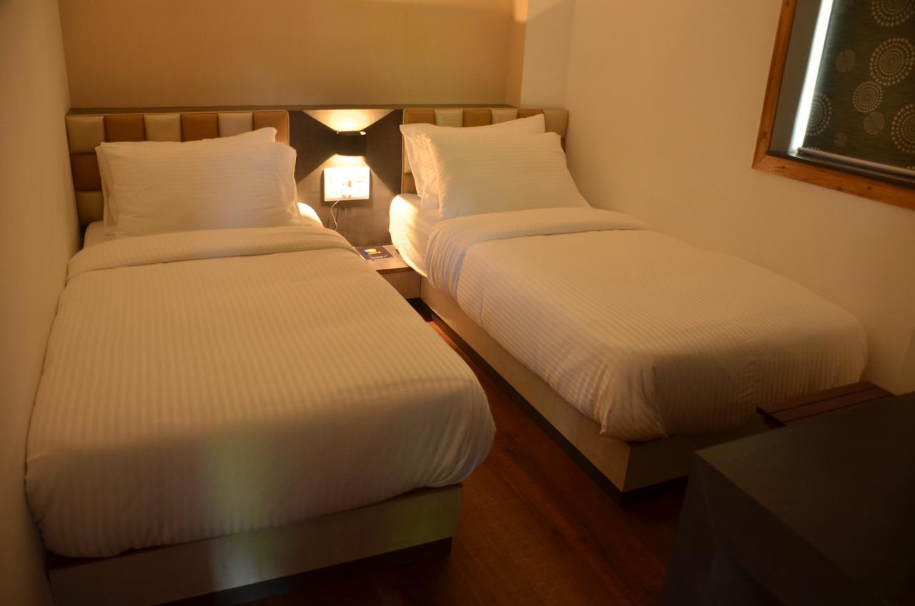 Hotel Aura Шиллонг Экстерьер фото