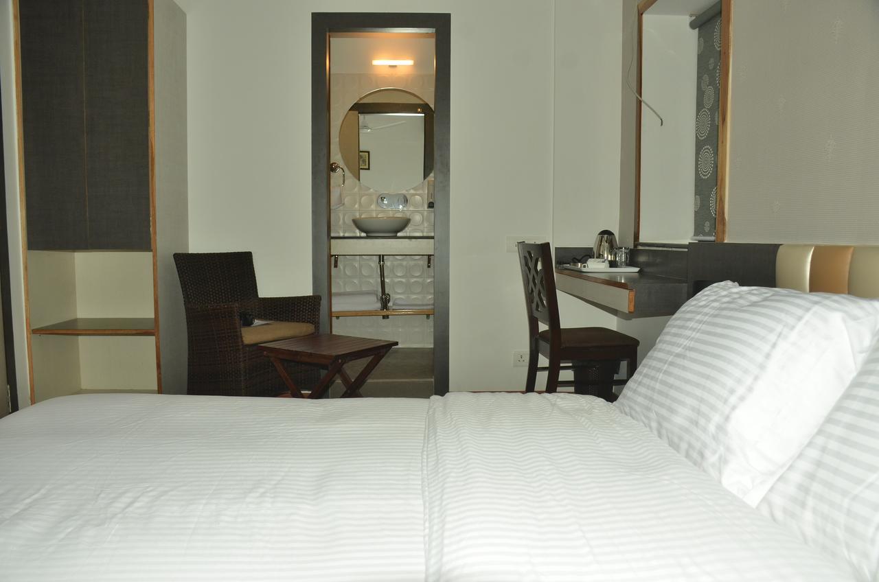 Hotel Aura Шиллонг Экстерьер фото